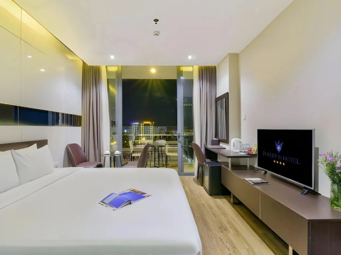 Senior Deluxe Double room with balcony and with city view