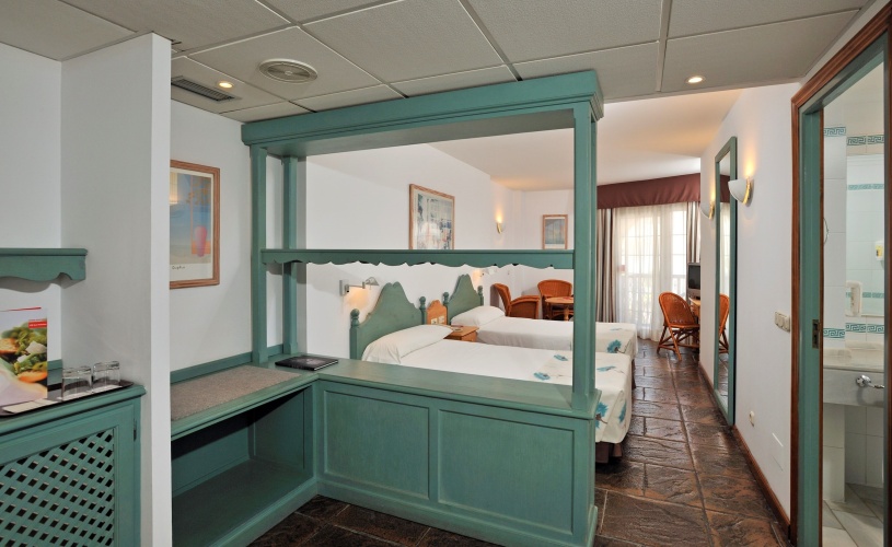 Sol Connecting room with partial sea view