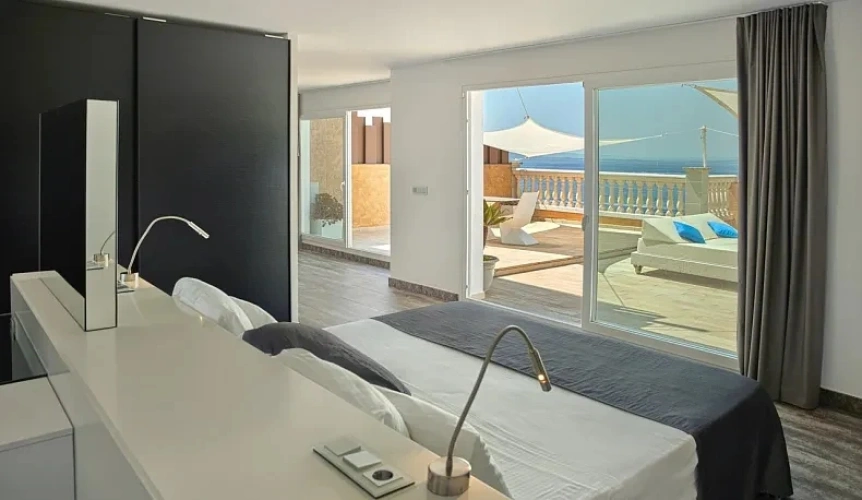 Outdoor Hottub Terrace Double Penthouse Suite with sea view