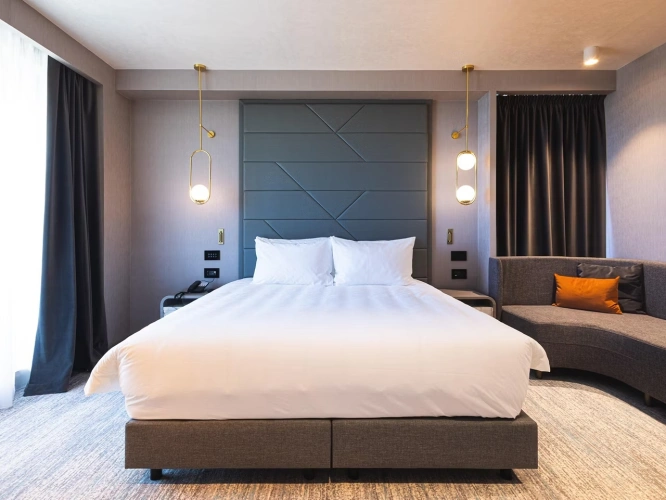 1 Bedroom Suite with balcony and with side lake and sea view