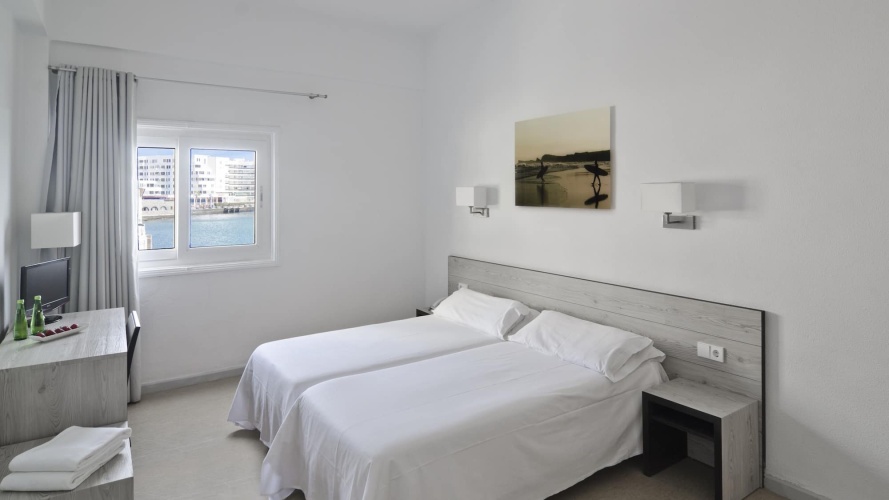Standard Twin room with sea view