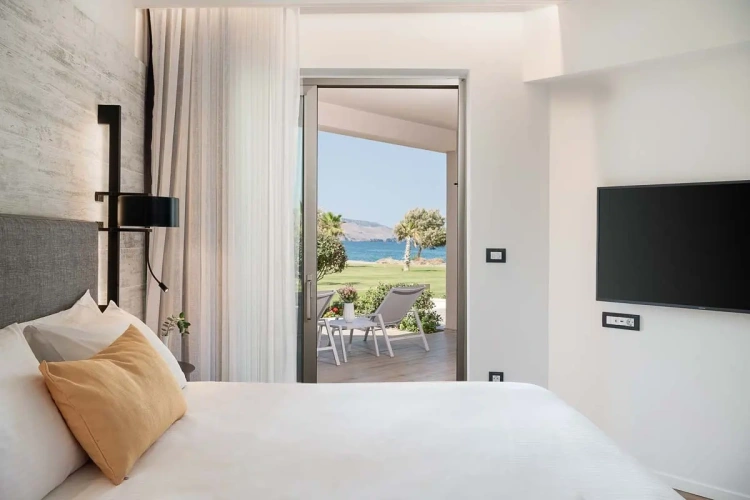 With sharing pool Family Suite with sea side view