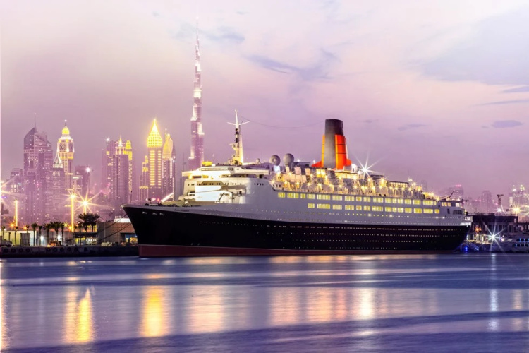 Queen Elizabeth 2 photo 47