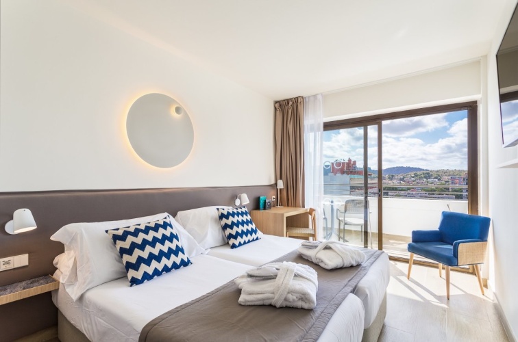 Twin room with sea view