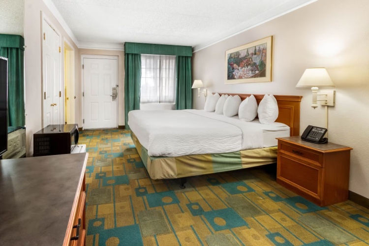 Mobility Accessible with Roll-In Shower Double room