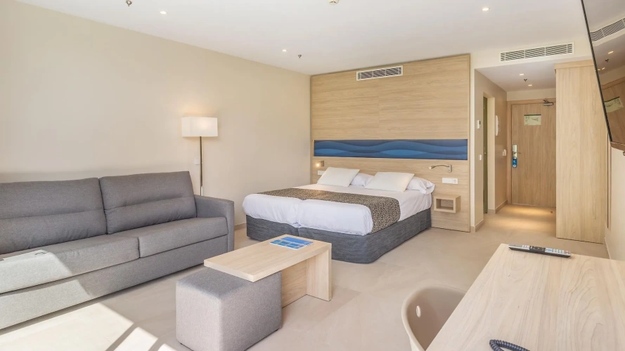 Twin Junior Suite with pool view