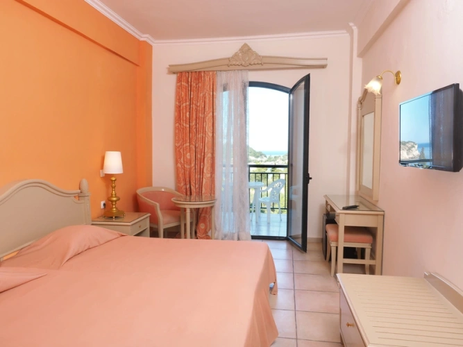 Double room with partial sea view
