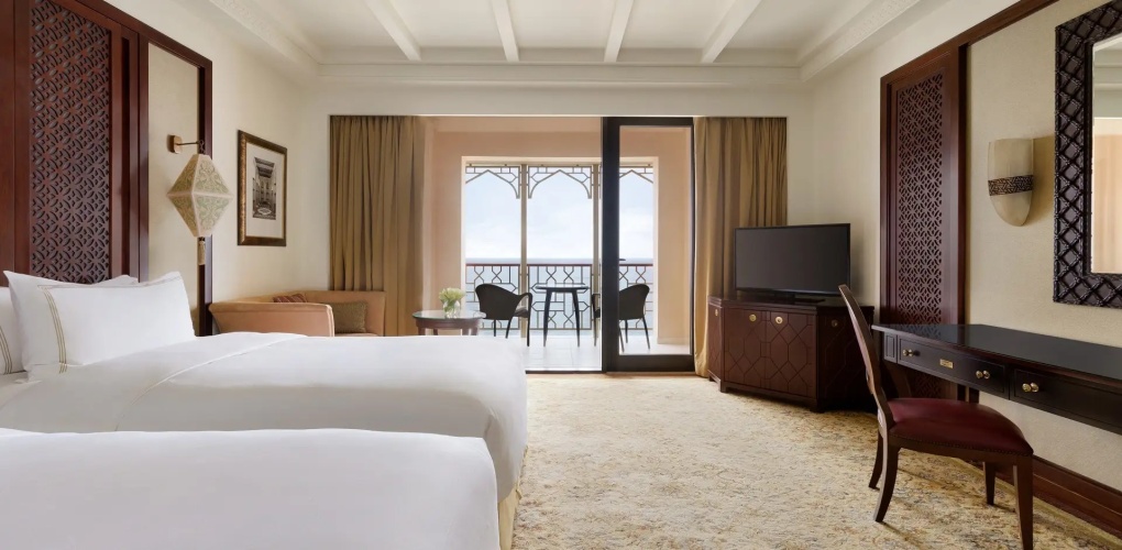 Al Husn Deluxe Twin room with sea view