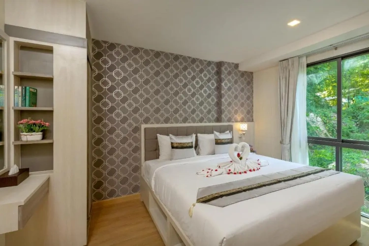 2 Bedrooms Quadruple Penthouse Suite with partial sea view