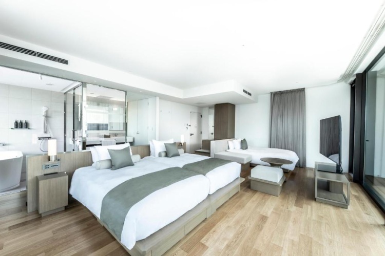 Corner Twin room with balcony