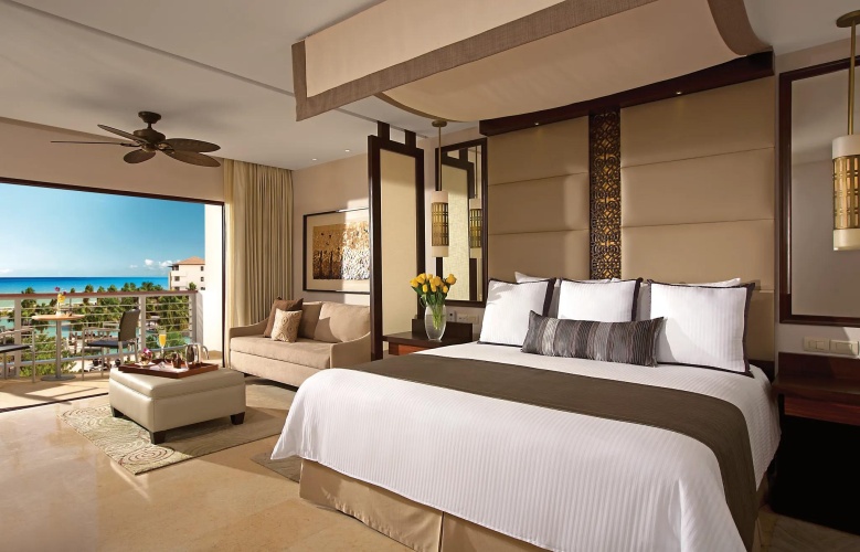 Swim Out Preferred Club Double Junior Suite with ocean view