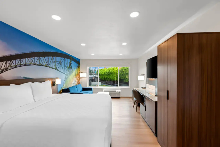 Clarion Pointe Hotel