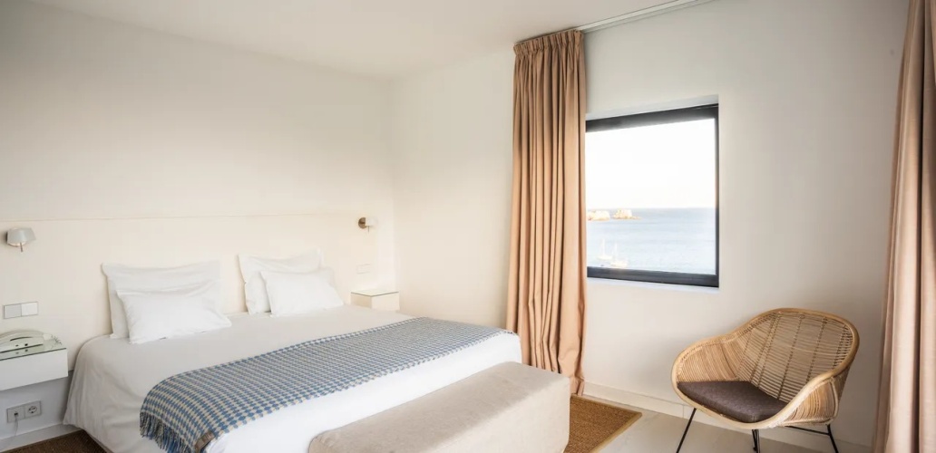 1 Bedroom Premium Double Suite seafront