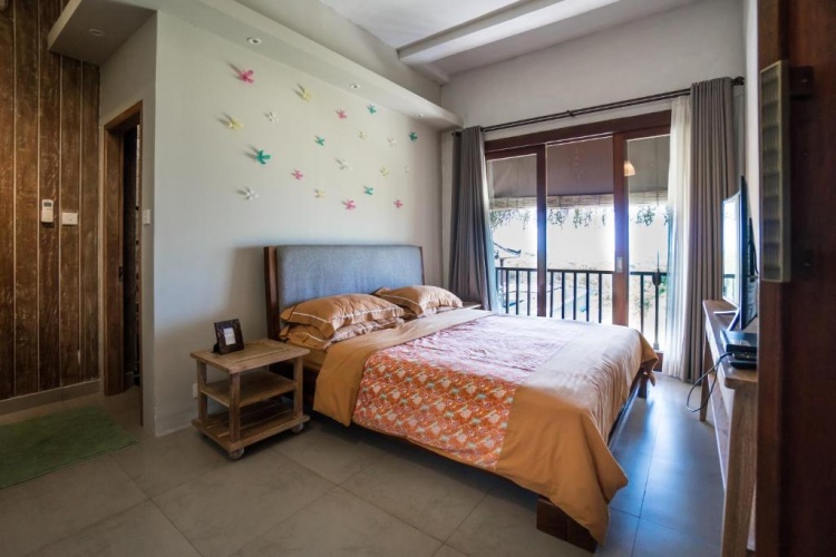 5 Bedrooms Villa