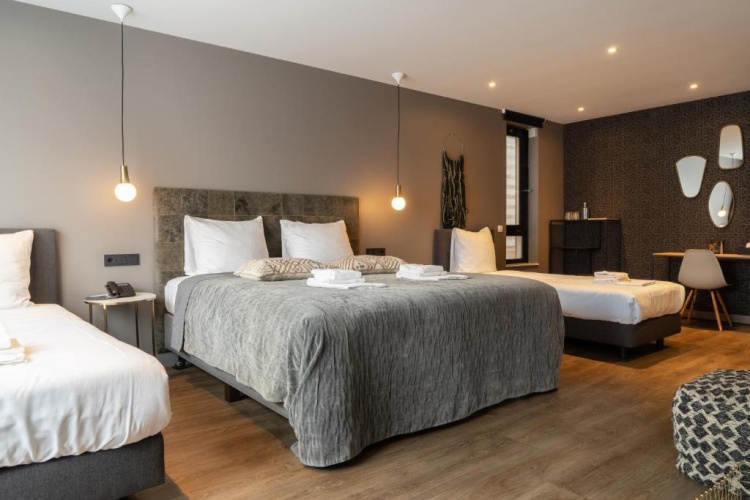 Quadruple Family Suite