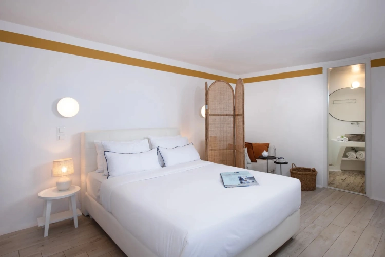 Double room with partial sea view