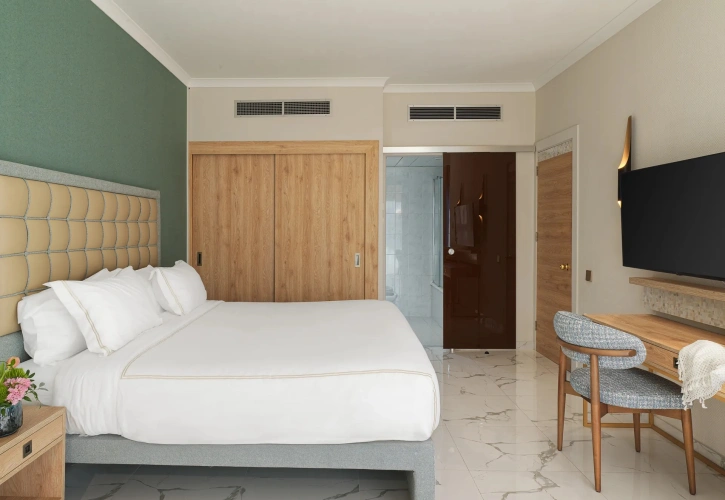 1 Bedroom Signature with Hot Tub Suite with sea view