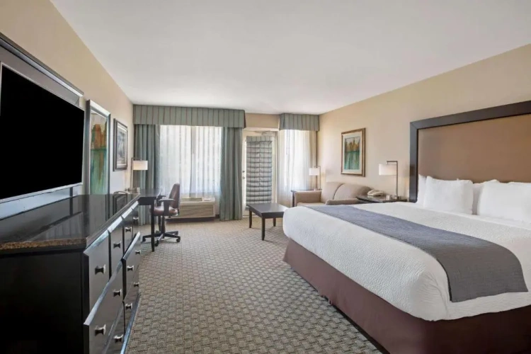 2 Bedrooms Oversized Jetted Tub Double Suite with balcony