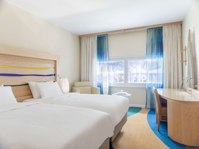 Superior airport view Twin room