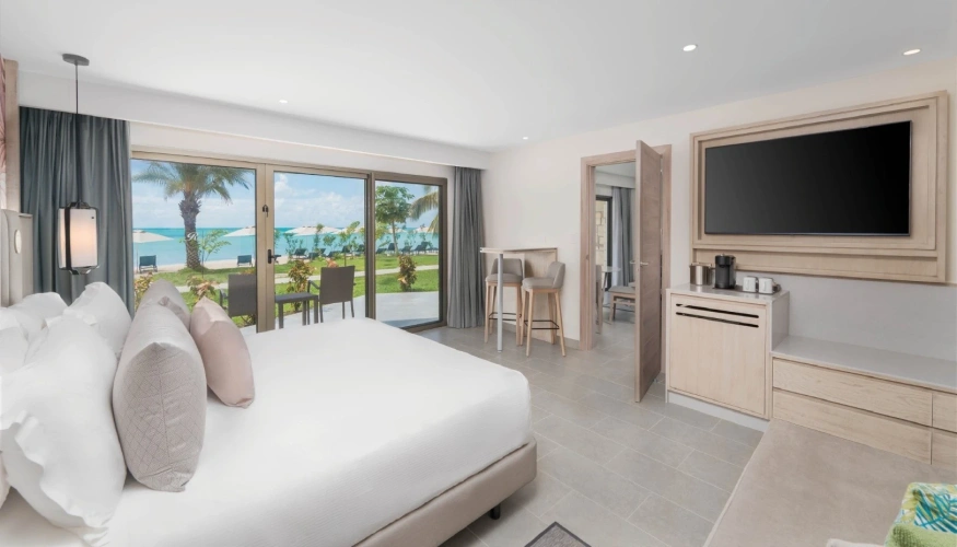1 Bedroom Luxury Presidential Walkout Diamond Club Suite beachfront