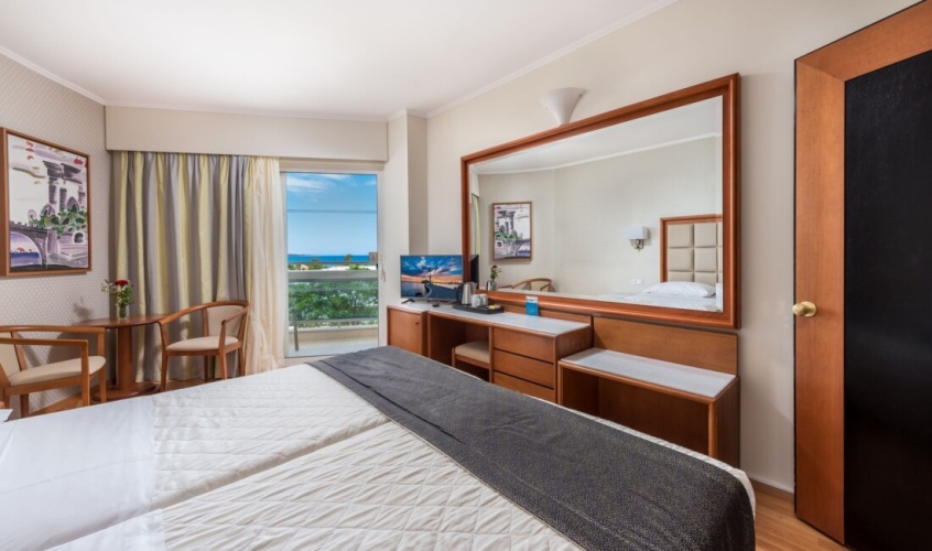 Comfort Twin room with partial sea view