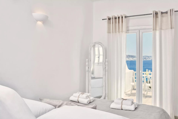 Honeymoon Double Outdoor Hot Tub Suite with sea view