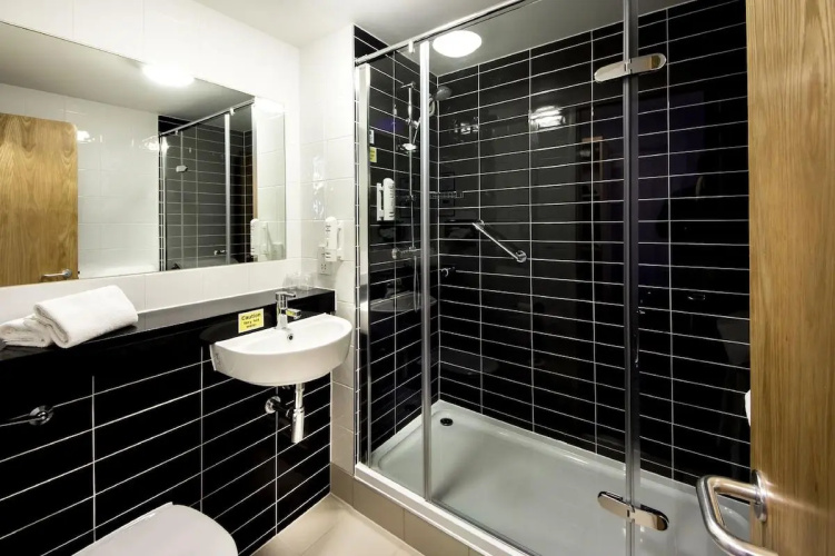 Holiday Inn Express Manchester Airport photo 13