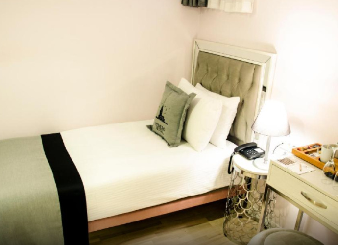 Economic Single Basement room