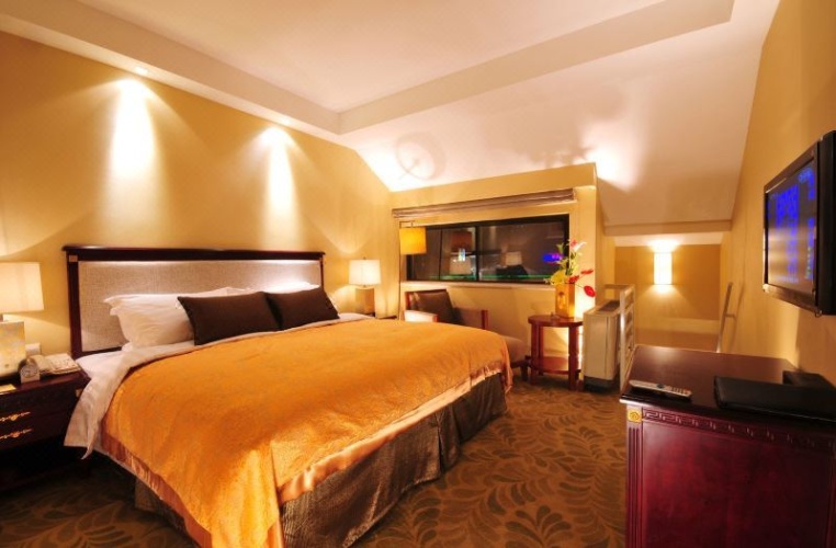 Multi-level Double Suite with lake view