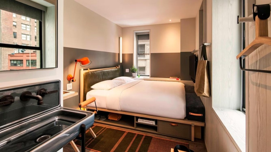 Corner Double room with city view