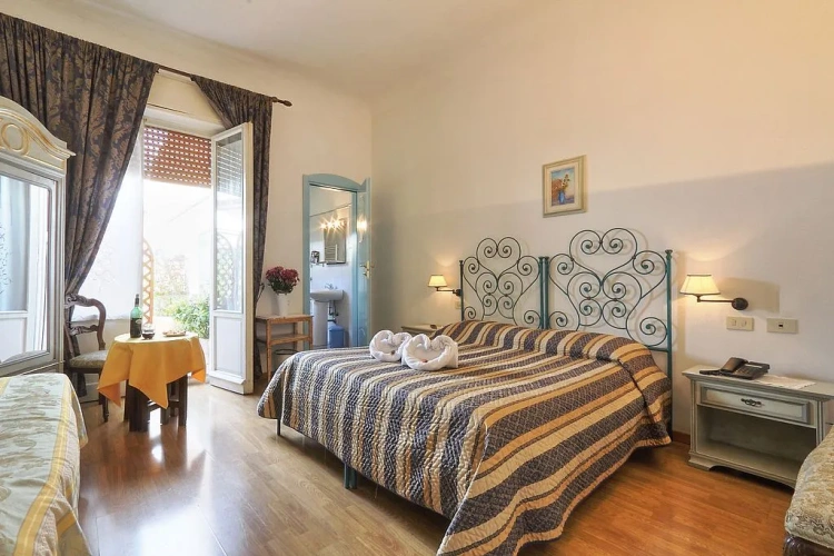 Standard Triple room