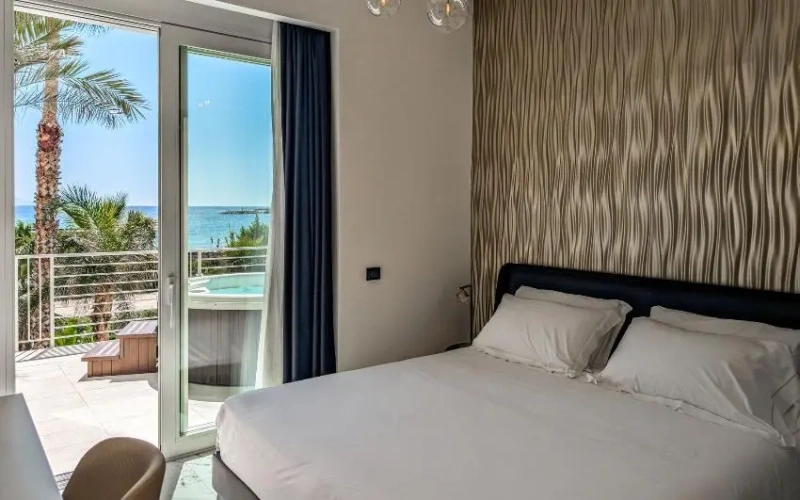 Deluxe with Jacuzzi room with sea view