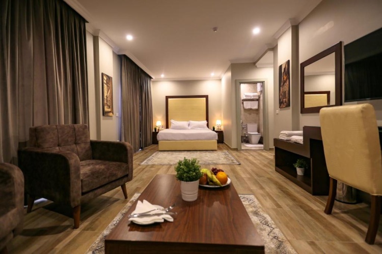Luxury Panoramic Pyramids View Suite with balcony