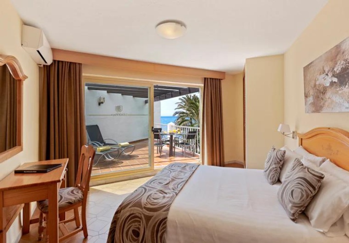 2 Bedrooms Classic Extra Quadruple Apartment with Terrace with sea view