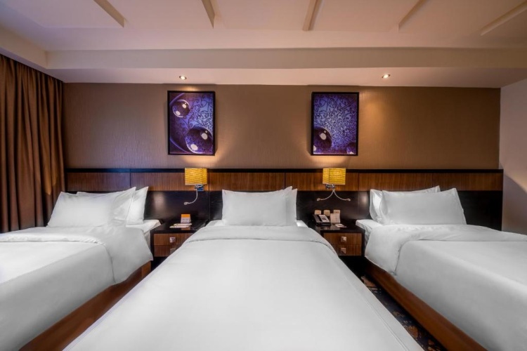 Superior Triple room with city view