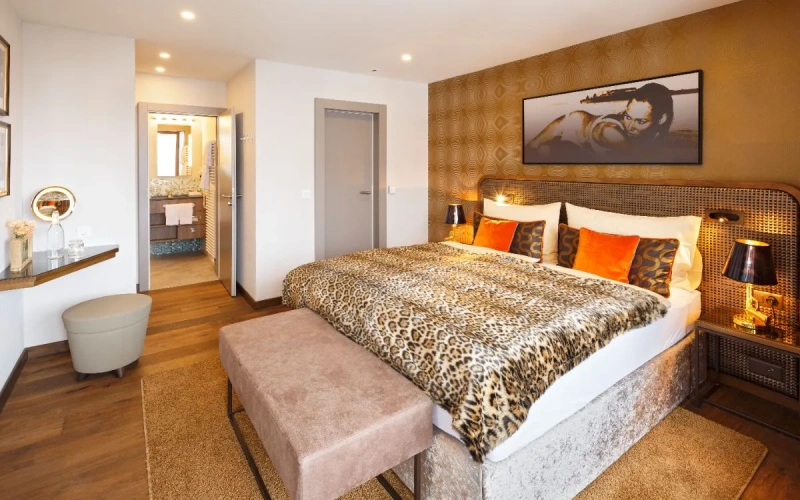 James Bond Double Suite