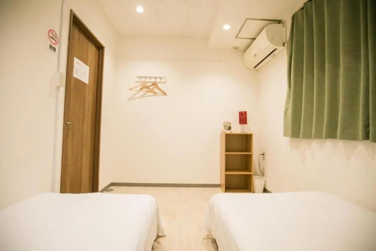 E Twin room
