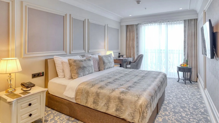 Deluxe Double room with city view