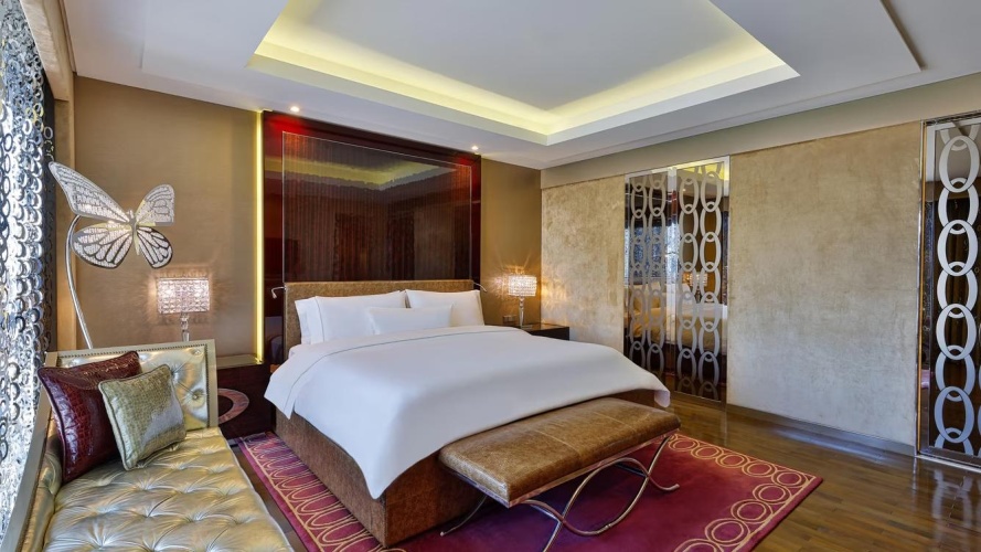 1 Bedroom Royal Double Club Suite