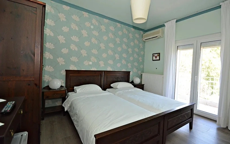 Twin room with mountain view