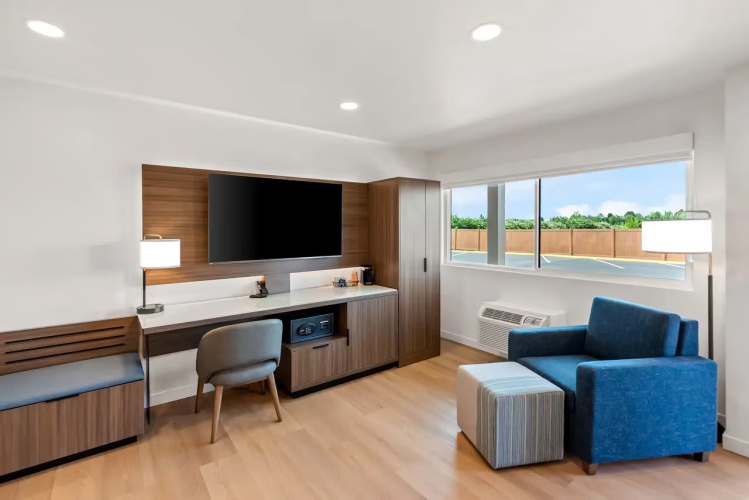Clarion Pointe Hotel