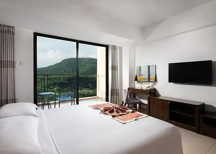 Deluxe Double room with city view