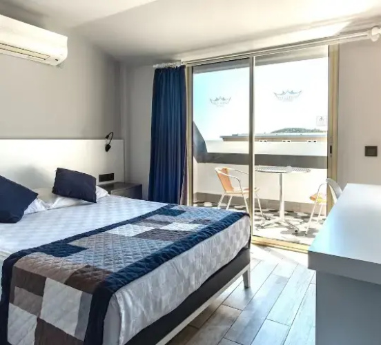 Standard room with partial sea view