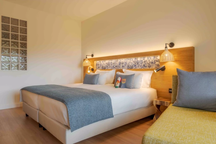 Single room with balcony and with partial sea view