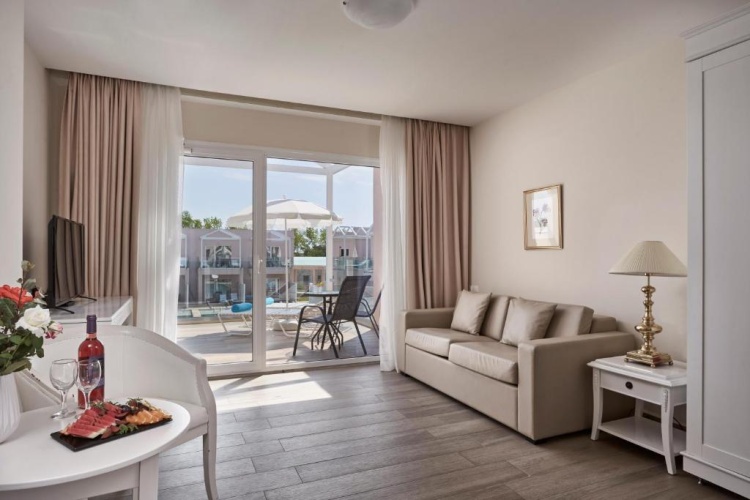Junior Suite with pool view