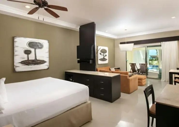 Swim-Up Double Suite