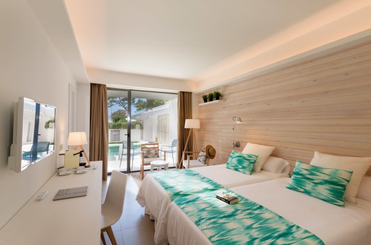 Swim Up Twin room