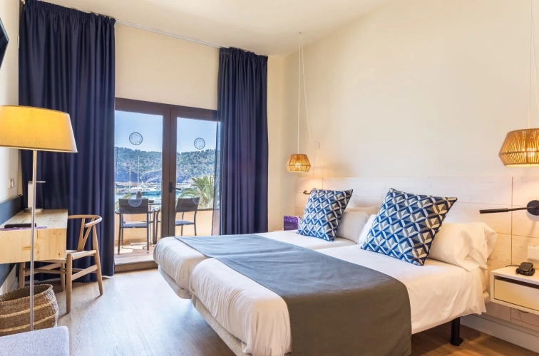Twin room with sea view