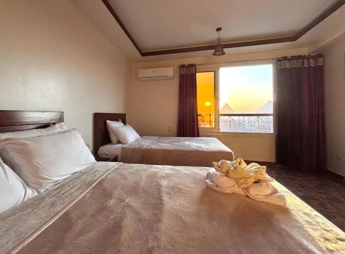Twin room with Pyramids view