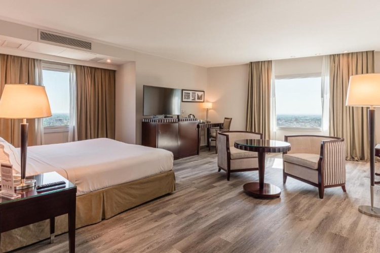 Corner Double room with city view